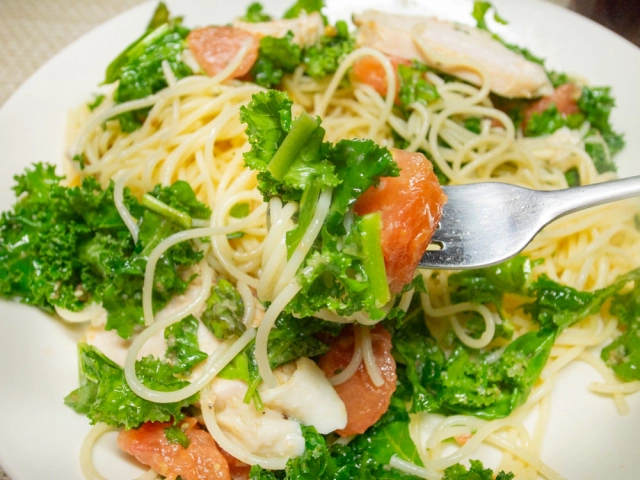 たまねぎドレッシングでケールとトマトの冷製パスタ３