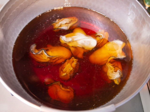 めんつゆを水で薄めて温め、牡蠣を加える