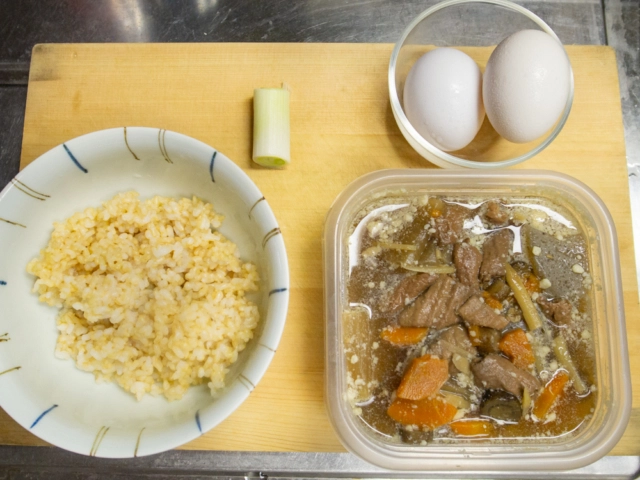 もつ煮の残り、卵、ご飯、長ねぎ