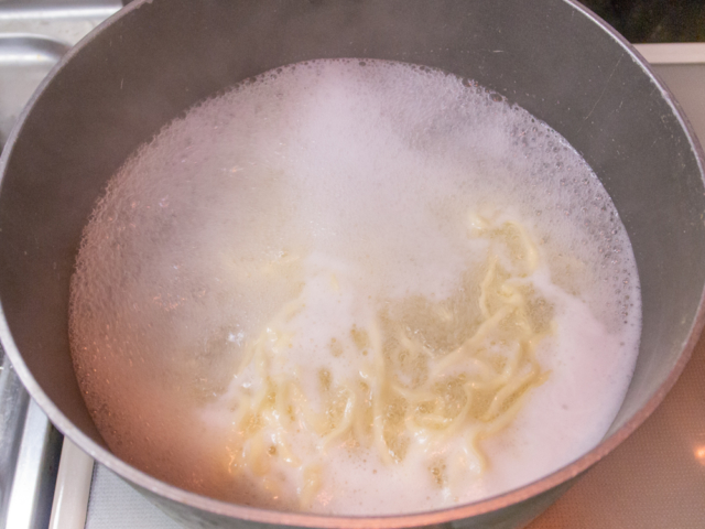 麺を茹でる