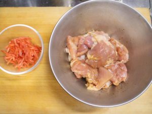 鶏もも肉を一口大に切り分け、醤油をまぶす