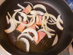 オリーブオイルでベーコンとタマネギを炒める