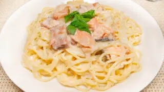 シチューのルーでつくる鮭のクリームパスタ