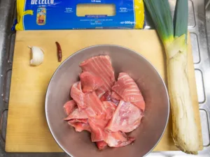 マグロのあら、下仁田ねぎ、ニンニク、唐辛子、オリーブオイル、醤油、塩、胡椒、パスタ
