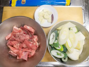 マグロのあらは洗って切り分ける