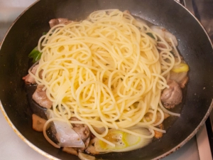 茹で上がったパスタを合わせる