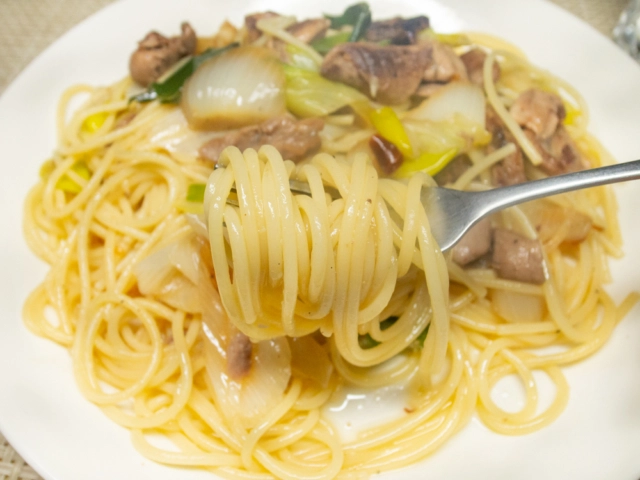 マグロのあらと下仁田ねぎのパスタ１