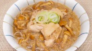 鶏となめこのみぞれ蕎麦