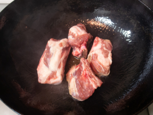 サラダ油で豚肉を炒める