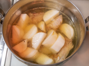 シャトルシェフの調理鍋にダシと豚肉、大根を入れる