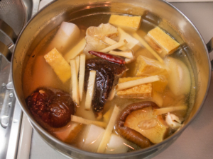 干し椎茸と戻し汁、厚揚げ、生姜、唐辛子を加える