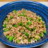 豚挽肉とニンニクの芽炒め丼