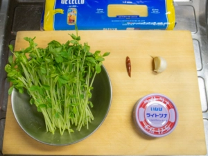 豆苗、ツナ缶、ニンニク、唐辛子、パスタ