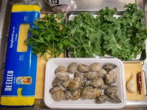 ケール、イタリアンパセリ、アサリ、ニンニク、唐辛子、酒、パスタ