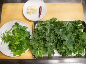 イタリアンパセリは茎と葉を分ける