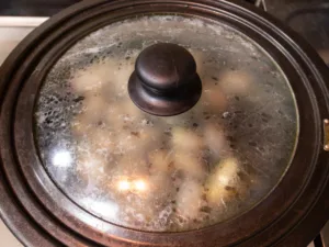 ふたをしてアサリが開くまで加熱する