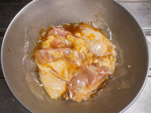 鶏肉に生姜、醤油、みりん、酒、塩をまぶして１時間ほどおく