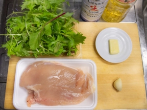鶏胸肉、ニンニク、バター、醤油、みりん、酒、ベビーリーフ