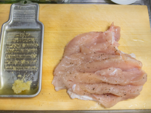 鶏胸肉は厚い部分に切れ目を入れて塩胡椒する