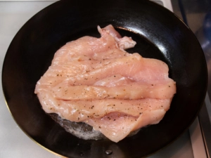 鶏胸肉の皮目から焼いていく