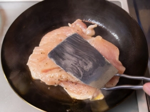 フライ返しで押しつけながら焼く