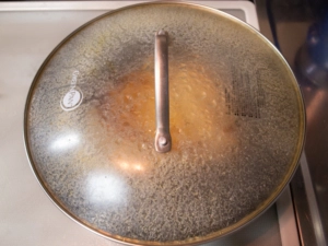 皮目が焼けたらひっくり返してふたをする