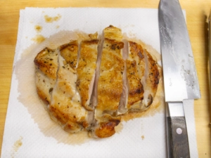 鶏肉を取り出して切り分ける