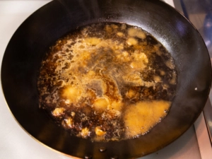 フライパンに醤油、みりん、酒を入れて火をつける