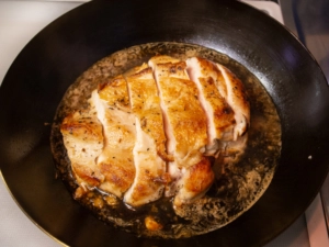 鶏肉をフライパンに戻す