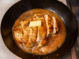 タレを回しかけながら、バターも加える