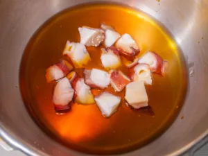 ぶつ切りにしたタコ、醤油、酒、水を圧力鍋に入れる