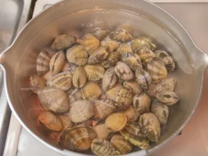 アサリを茹でる