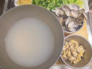 アサリの身を殻から取り外す