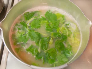 アサリの茹で汁は300mlを取り分けて、残りは三つ葉の味噌汁にする