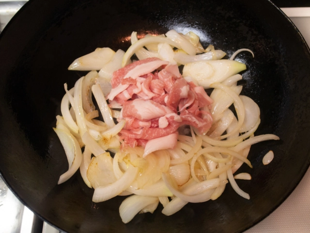 タマネギが透き通ってきたら豚肉を加える