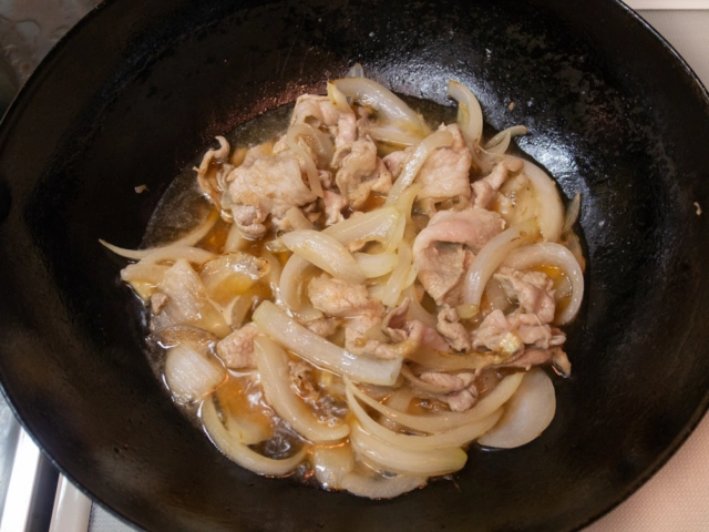 めんつゆ、みりん、醤油、水を加える