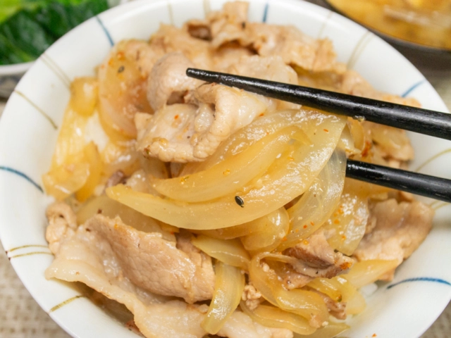 新タマネギの豚丼1