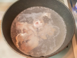 豚肉は色が変わるまで茹でる