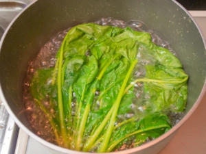 ほうれん草は軽く茹でる