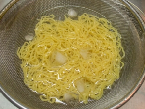 さらに氷を入れて麺を冷やす