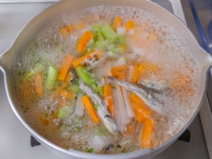 大根、ニンジン、煮干しで味噌汁を作る
