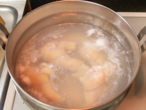 鶏手羽元を茹で鶏のスープと水で茹でる