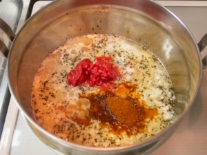 茹で鶏のスープ、トマトペースト、パプリカ、砂糖を加える