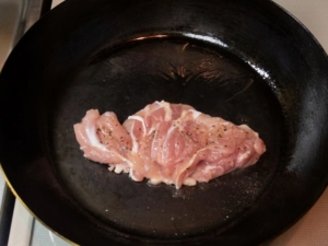 鶏もも肉を焼く