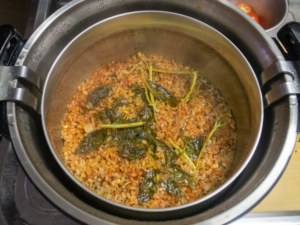 ふたを開けてバジルを取り出し、塩で味を整える