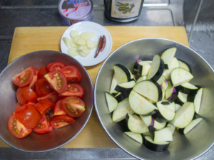 トマトと茄子を切る