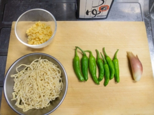 シシトウ、ミョウガ、揚げ玉、生ラーメン、めんつゆ