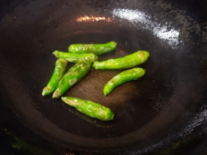 焦げ目がつくまで炒める
