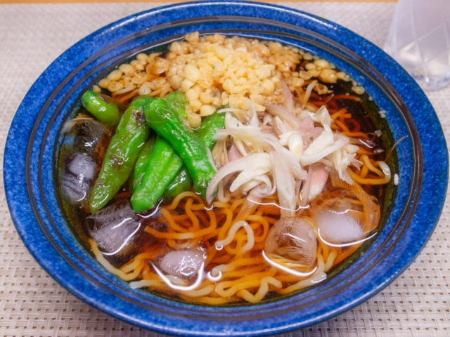 シシトウとミョウガの簡単めんつゆ冷やしラーメン