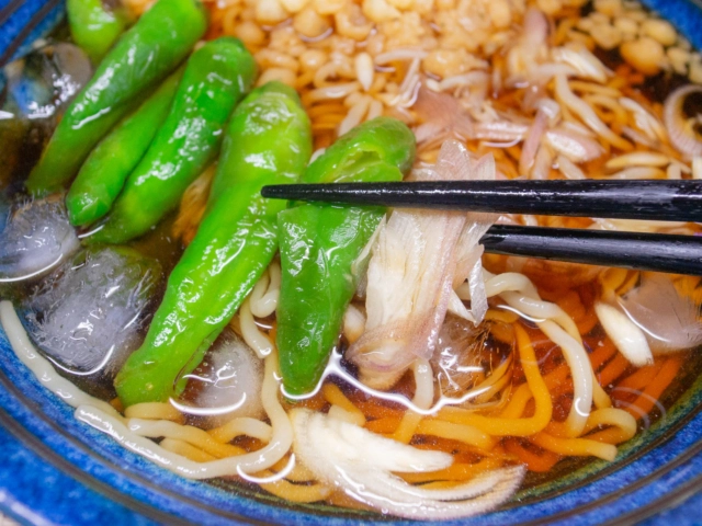シシトウとミョウガの簡単めんつゆ冷やしラーメン２